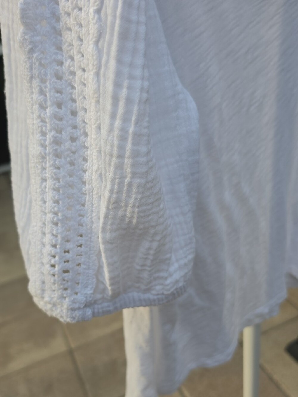 DESIGN HISTORY Classic White Puff-Sleeve Short Sleeve Tee